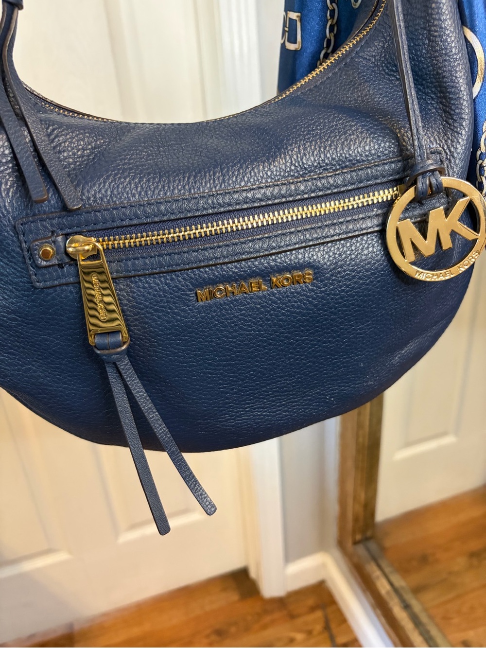 Michael Kors Bedford Navy Pebbled Leather Hobo with Gold Hardware and Scarf - Picture 4 of 9
